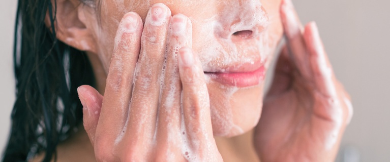 Cleansing and hydrating your skin with atopic eczema