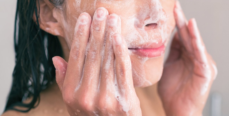 Cleansing and hydrating your skin with atopic eczema